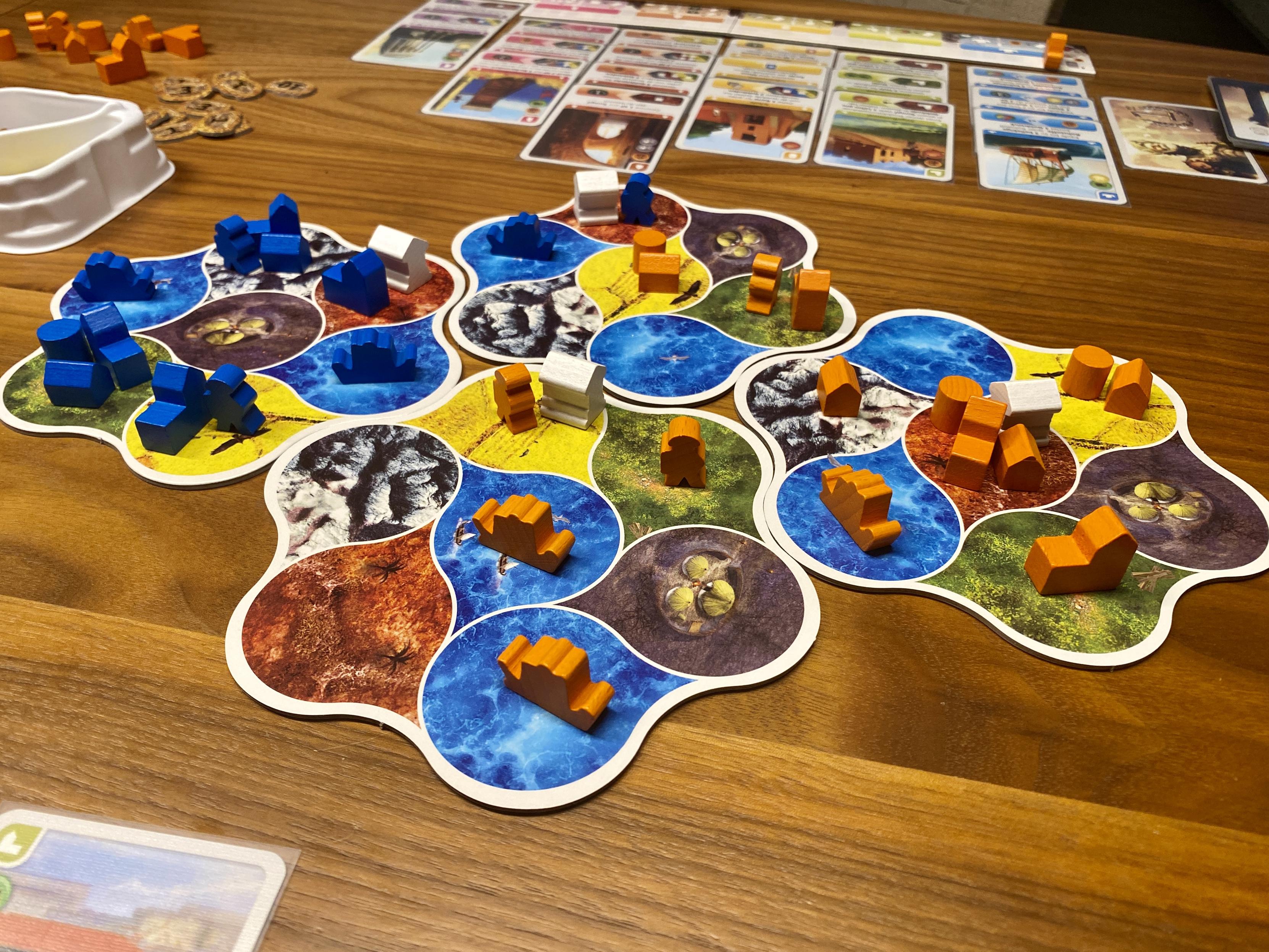 Dies 2-Spieler-Aufbau am Spielende. Meine blauen Gebäude sind links konzentriert, während meine Frau sich ausgebreitet hat.